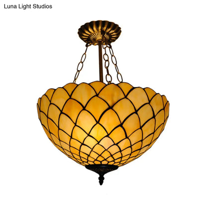 Lámpara de techo semiempotrada DecorBites™ de cristal beige con pantalla abovedada de estilo barroco.