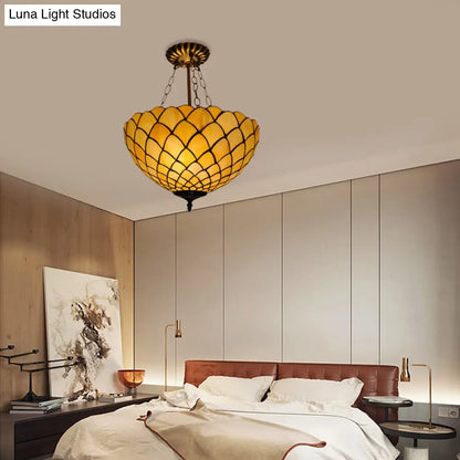 Lámpara de techo semiempotrada DecorBites™ de cristal beige con pantalla abovedada de estilo barroco.