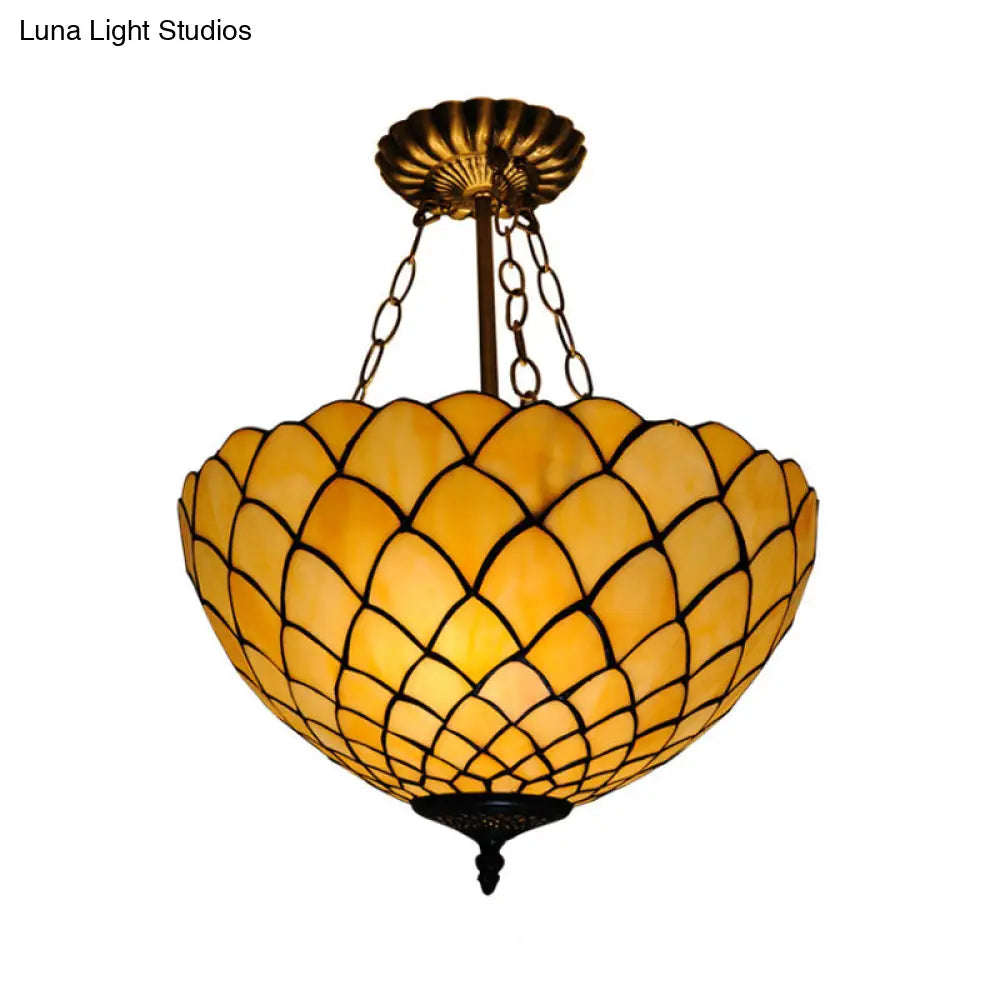 Lámpara de techo semiempotrada DecorBites™ de cristal beige con pantalla abovedada de estilo barroco.