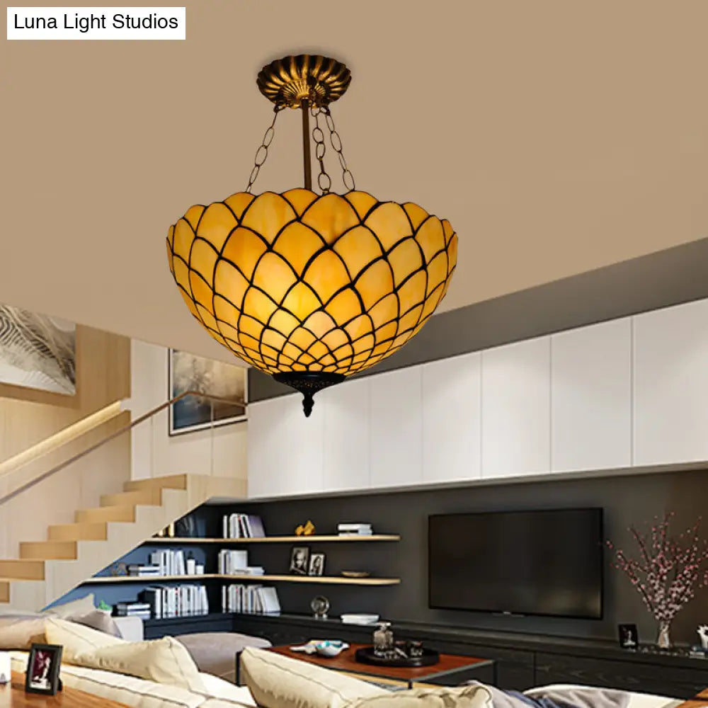 Lámpara de techo semiempotrada DecorBites™ de cristal beige con pantalla abovedada de estilo barroco.