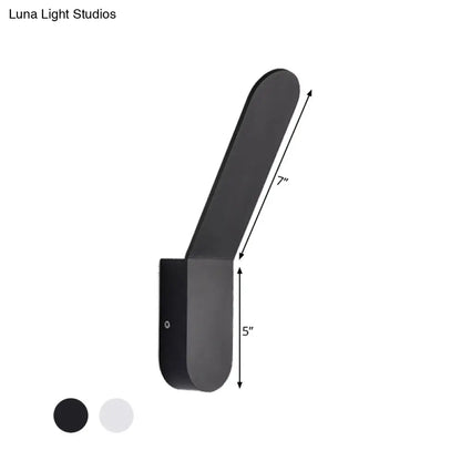 Aplique de pared DecorBites™ Bend - Aplique nórdico de metal blanco y negro para pasillo - Forma ovalada, iluminación LED blanca cálida