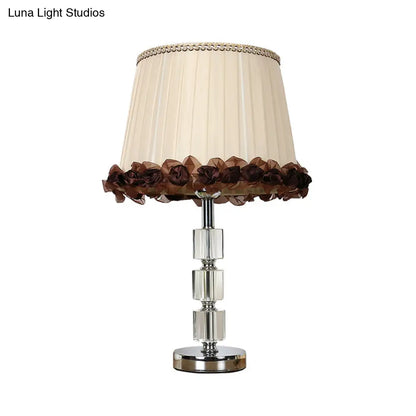 Lámpara de mesilla de noche de cristal biselado - Diseño minimalista en forma de barril, 1 bombilla, color beige con ribete trenzado