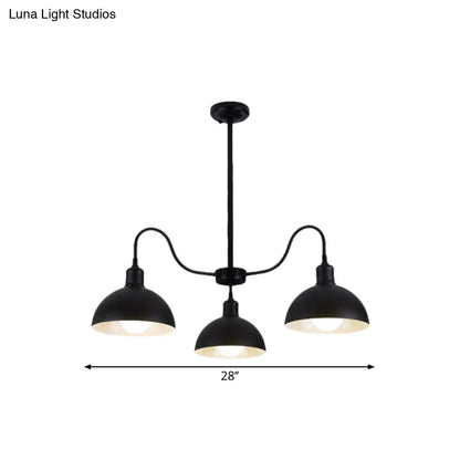 ثريا بثلاثة رؤوس بلمسة نهائية سوداء مع غطاء قبة على الطراز القديم - مثالية لغرفة الطعام