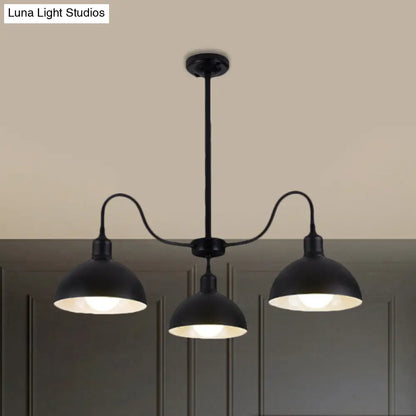 ثريا بثلاثة رؤوس بلمسة نهائية سوداء مع غطاء قبة على الطراز القديم - مثالية لغرفة الطعام