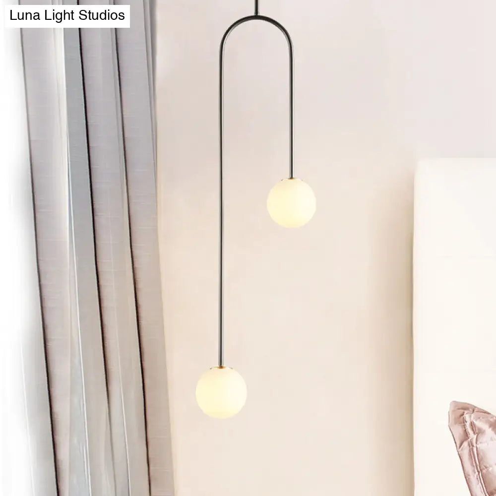 ديكوربايتس™ مصباح سقف LED أبيض زجاجي أسود/ذهبي على شكل كرة بتصميم ما بعد الحداثة، مكون من مصباحين مع قضيب منحني
