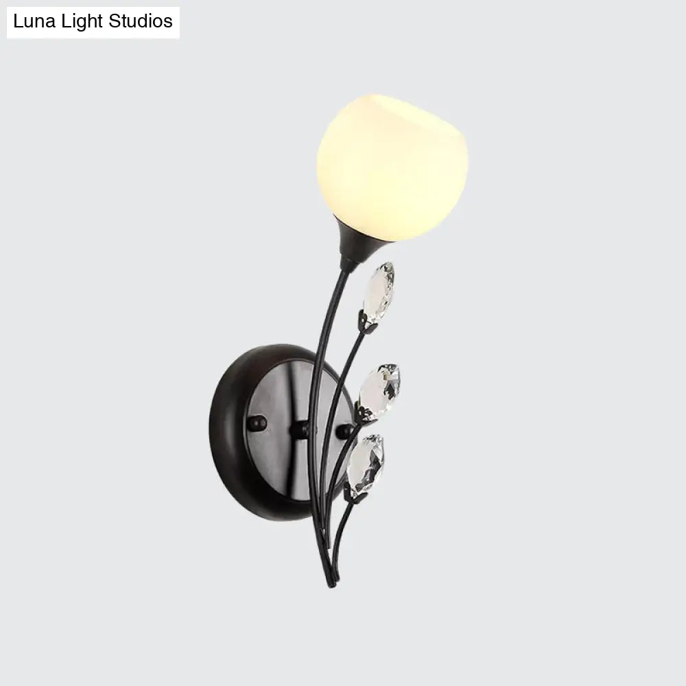 Aplique de pared DecorBites™ negro con media bombilla y pantalla de cristal blanco esmerilado: lámpara de pared moderna y elegante.
