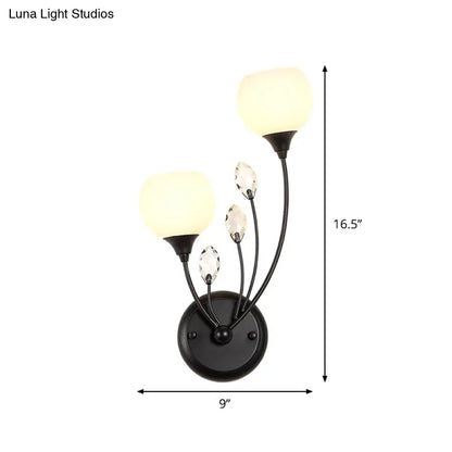 Aplique de pared DecorBites™ negro con media bombilla y pantalla de cristal blanco esmerilado: lámpara de pared moderna y elegante.