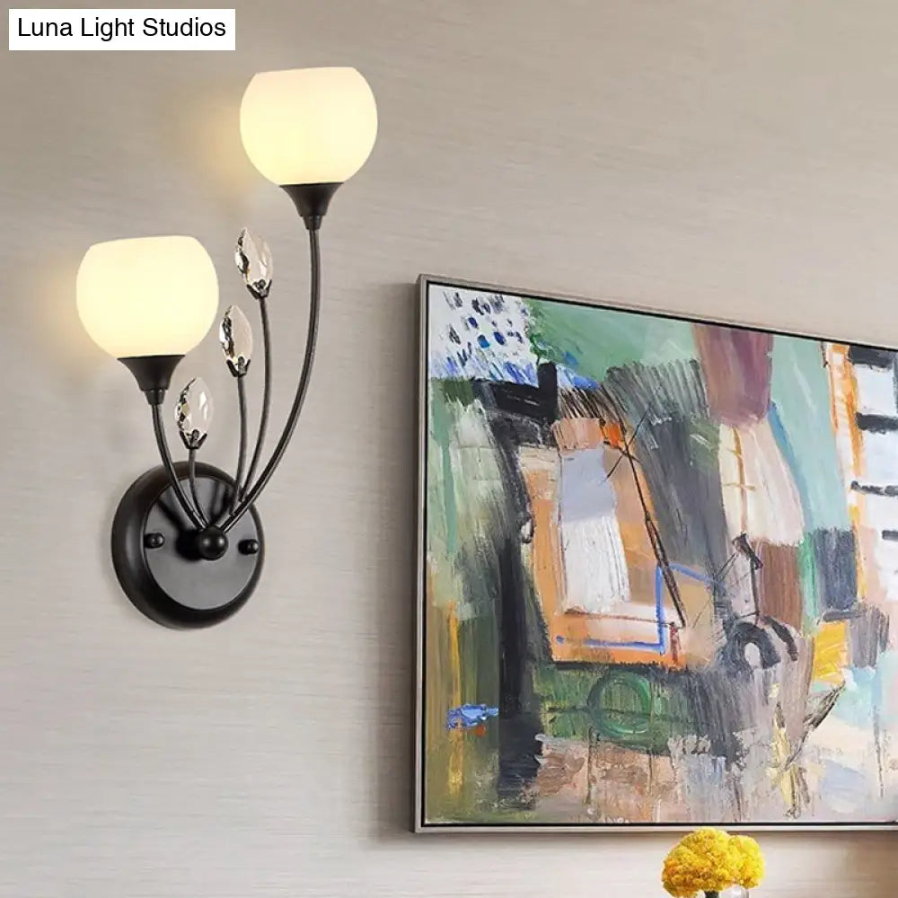 Aplique de pared DecorBites™ negro con media bombilla y pantalla de cristal blanco esmerilado: lámpara de pared moderna y elegante.