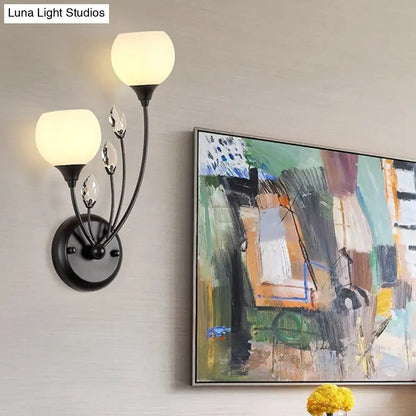 Aplique de pared DecorBites™ negro con media bombilla y pantalla de cristal blanco esmerilado: lámpara de pared moderna y elegante.