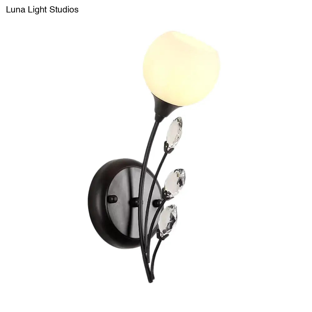 Aplique de pared DecorBites™ negro con media bombilla y pantalla de cristal blanco esmerilado: lámpara de pared moderna y elegante.