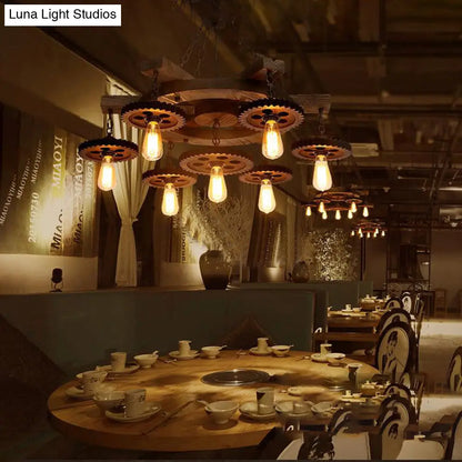 Lámpara de techo industrial negra: Iluminación empotrada de 3/7 luces con engranajes metálicos y estante de madera