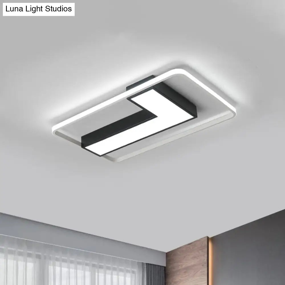 وحدة إضاءة LED سوداء على شكل حرف L من DecorBites™ مثبتة في السقف لغرفة الدراسة، باللون الأبيض الدافئ، بعرض 19 بوصة/24.5 بوصة/31.5 بوصة