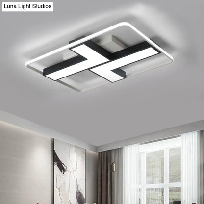 وحدة إضاءة LED سوداء على شكل حرف L من DecorBites™ مثبتة في السقف لغرفة الدراسة، باللون الأبيض الدافئ، بعرض 19 بوصة/24.5 بوصة/31.5 بوصة