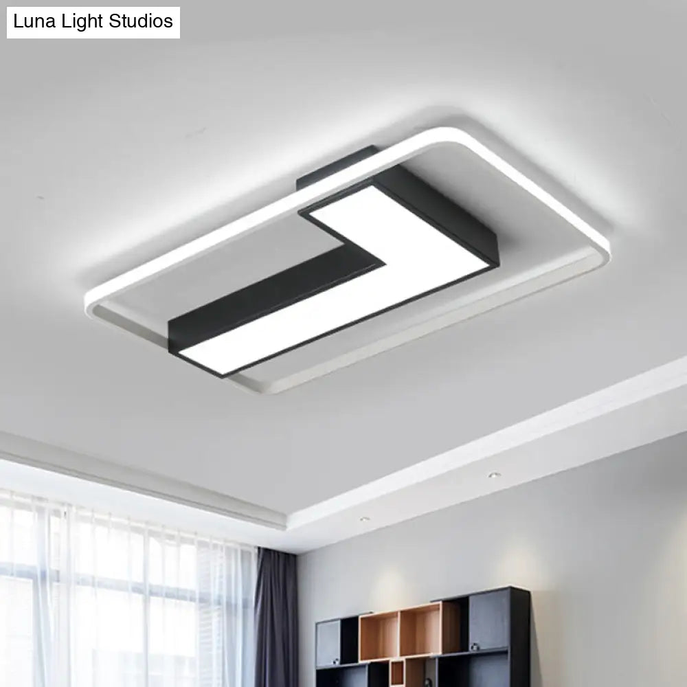 وحدة إضاءة LED سوداء على شكل حرف L من DecorBites™ مثبتة في السقف لغرفة الدراسة، باللون الأبيض الدافئ، بعرض 19 بوصة/24.5 بوصة/31.5 بوصة