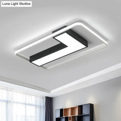 وحدة إضاءة LED سوداء على شكل حرف L من DecorBites™ مثبتة في السقف لغرفة الدراسة، باللون الأبيض الدافئ، بعرض 19 بوصة/24.5 بوصة/31.5 بوصة