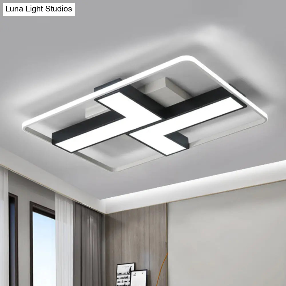 وحدة إضاءة LED سوداء على شكل حرف L من DecorBites™ مثبتة في السقف لغرفة الدراسة، باللون الأبيض الدافئ، بعرض 19 بوصة/24.5 بوصة/31.5 بوصة