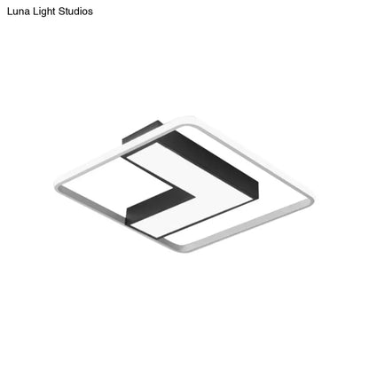 وحدة إضاءة LED سوداء على شكل حرف L من DecorBites™ مثبتة في السقف لغرفة الدراسة، باللون الأبيض الدافئ، بعرض 19 بوصة/24.5 بوصة/31.5 بوصة