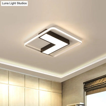 وحدة إضاءة LED سوداء على شكل حرف L من DecorBites™ مثبتة في السقف لغرفة الدراسة، باللون الأبيض الدافئ، بعرض 19 بوصة/24.5 بوصة/31.5 بوصة