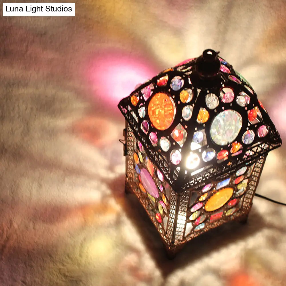 Lámpara de mesilla de noche tipo farol de metal negro para un ambiente acogedor en la sala de estar