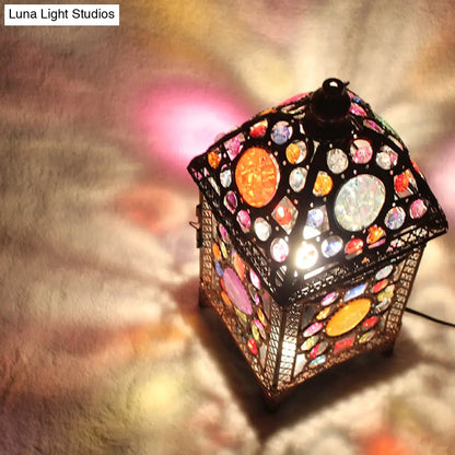 Lámpara de mesilla de noche tipo farol de metal negro para un ambiente acogedor en la sala de estar