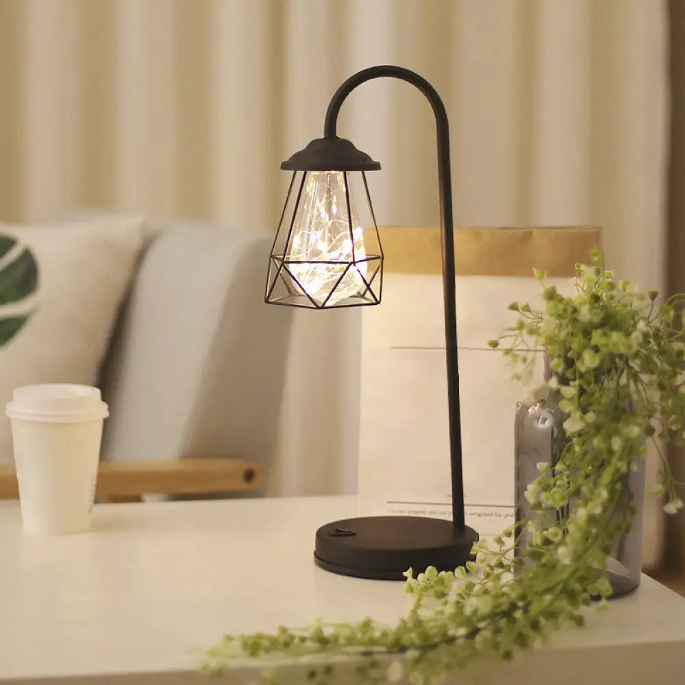 Lámpara de mesa LED de cuello de cisne de metal negro con jaula de alambre de estilo retro