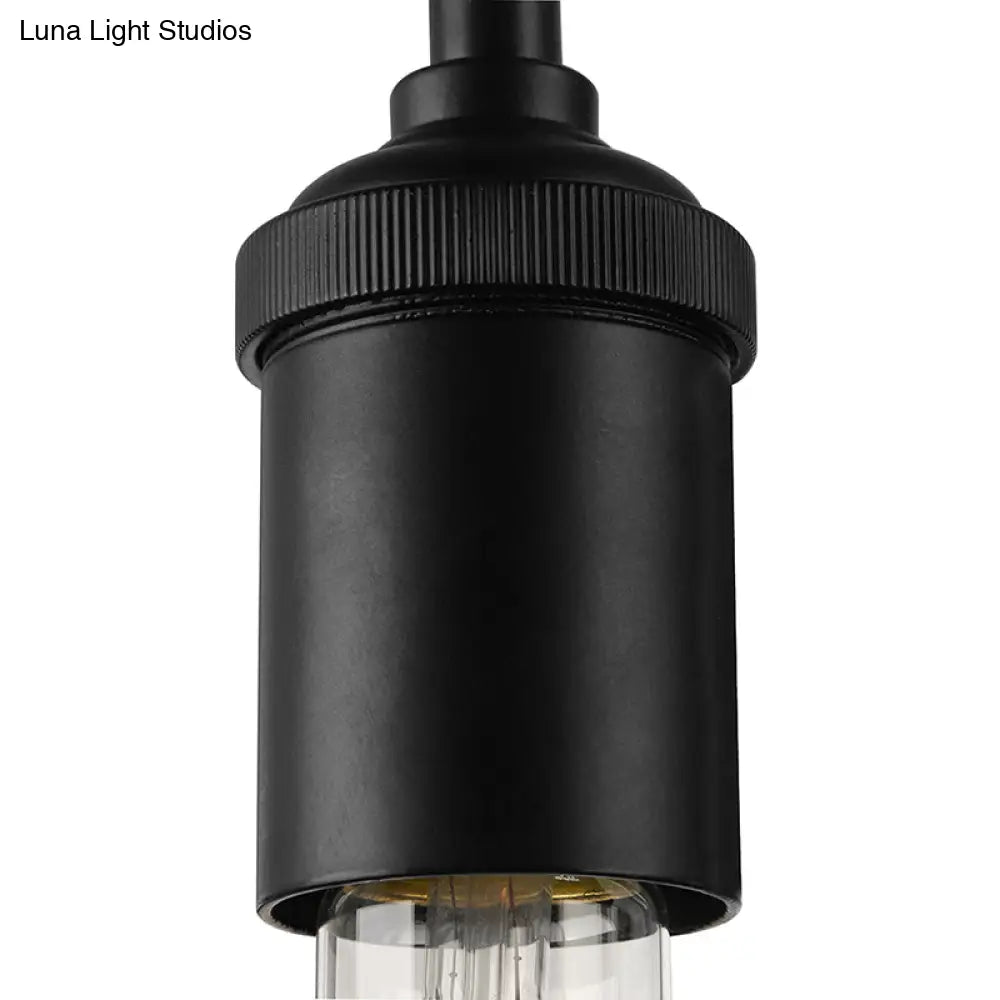 Aplique lineal de pared de metal negro con bombilla expuesta para altillo o balcón.