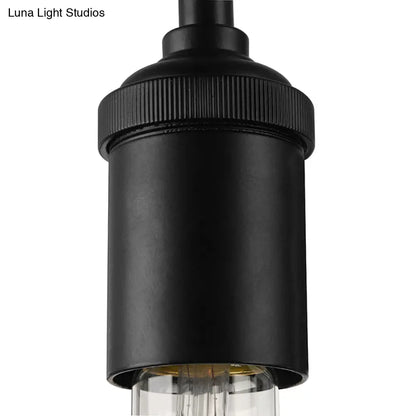 Aplique lineal de pared de metal negro con bombilla expuesta para altillo o balcón.