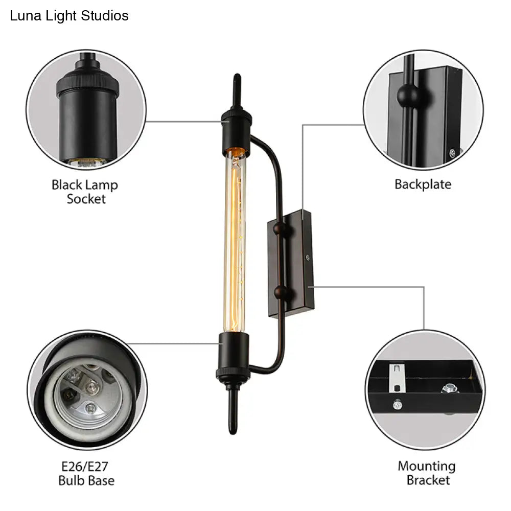 Aplique lineal de pared de metal negro con bombilla expuesta para altillo o balcón.