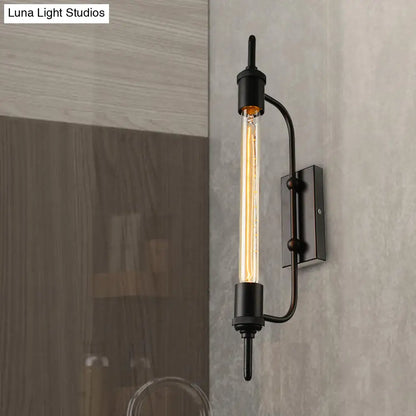 Aplique lineal de pared de metal negro con bombilla expuesta para altillo o balcón.