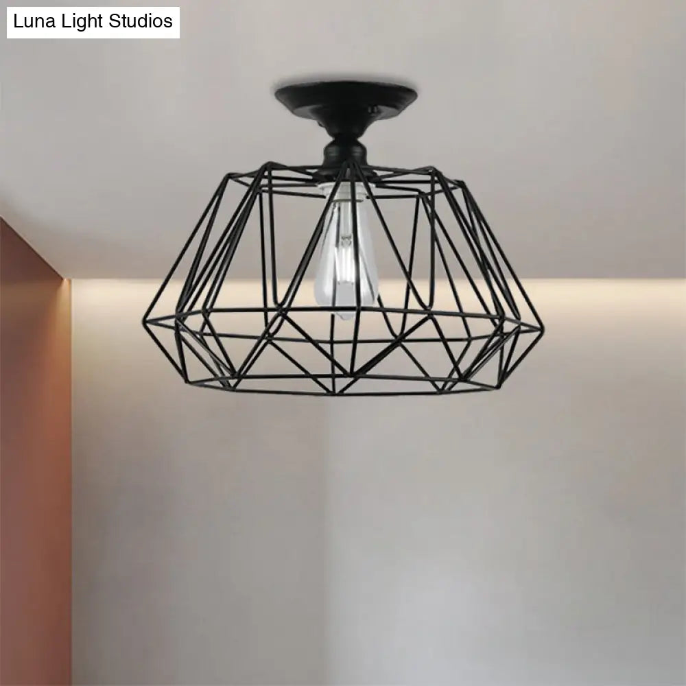 وحدة إضاءة سقف DecorBites™‎ سوداء معدنية على شكل قفص ماسي للممر - طراز صناعي علوي، قريبة من إضاءة السقف
