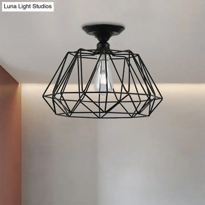 وحدة إضاءة سقف DecorBites™‎ سوداء معدنية على شكل قفص ماسي للممر - طراز صناعي علوي، قريبة من إضاءة السقف