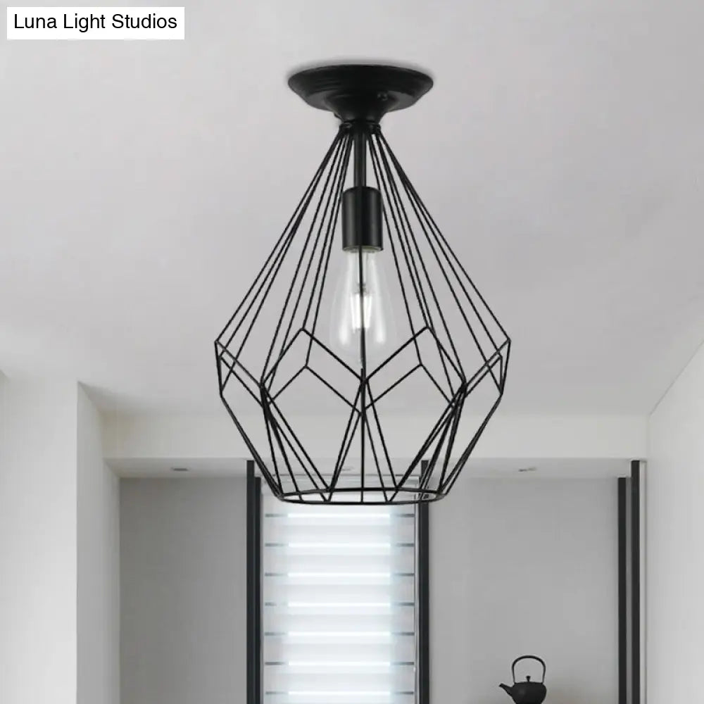 وحدة إضاءة سقف DecorBites™‎ سوداء معدنية على شكل قفص ماسي للممر - طراز صناعي علوي، قريبة من إضاءة السقف