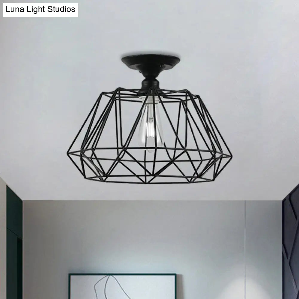 وحدة إضاءة سقف DecorBites™‎ سوداء معدنية على شكل قفص ماسي للممر - طراز صناعي علوي، قريبة من إضاءة السقف