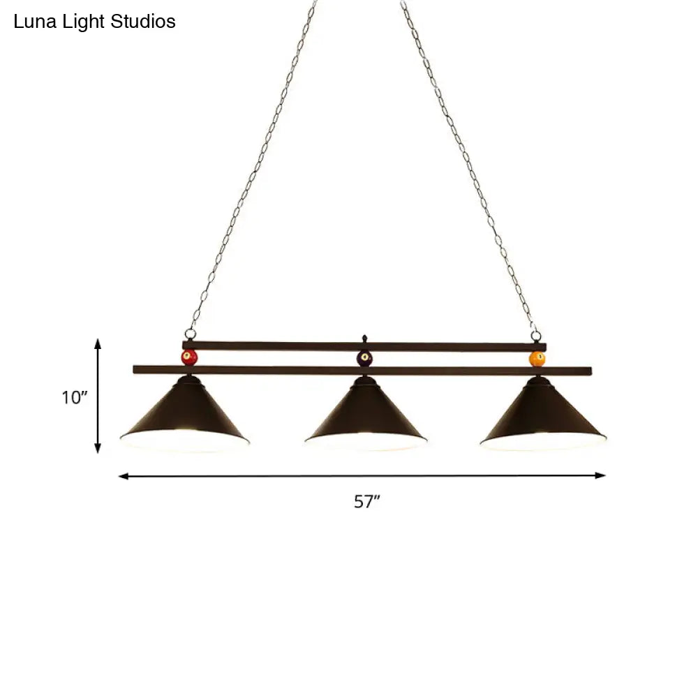 ديكوربايتس™ مصباح سقف مخروطي صناعي أسود/أحمر بثلاثة رؤوس معدنية وديكور كرة بلياردو