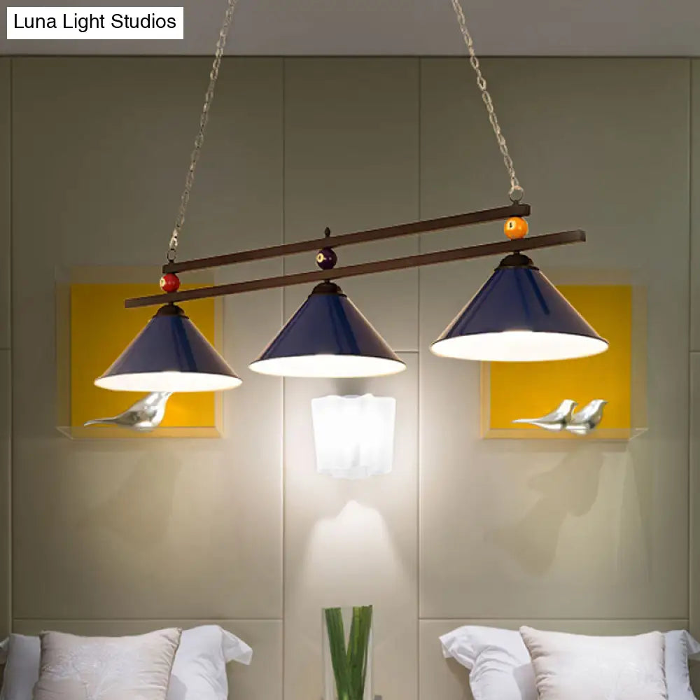 ديكوربايتس™ مصباح سقف مخروطي صناعي أسود/أحمر بثلاثة رؤوس معدنية وديكور كرة بلياردو