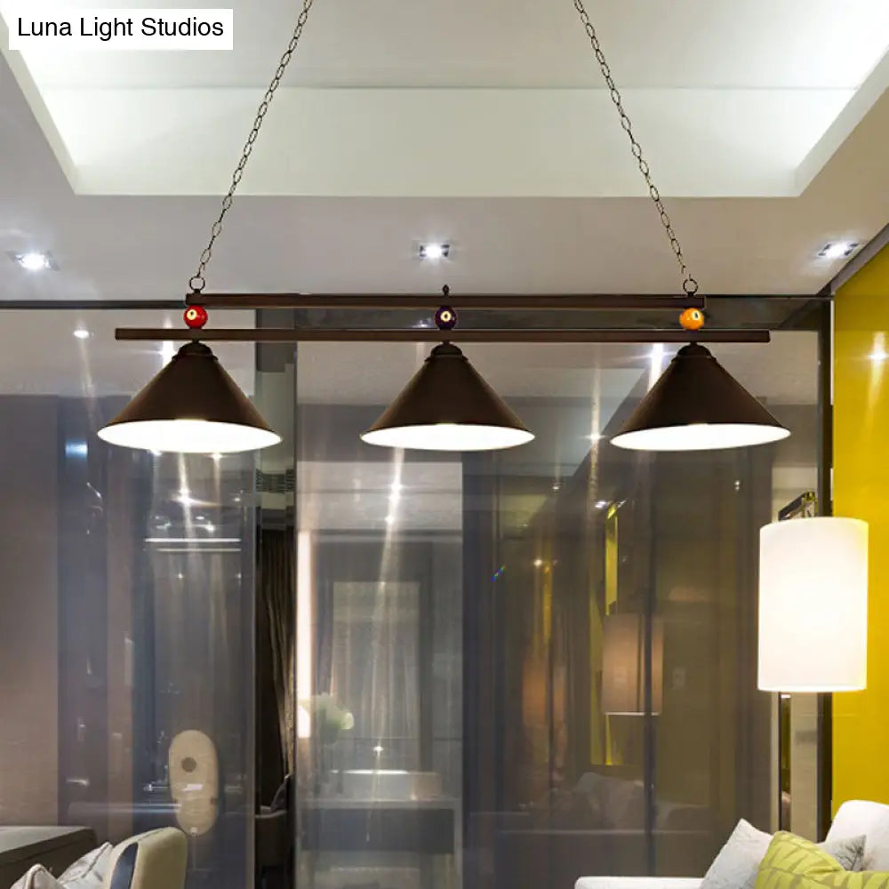 ديكوربايتس™ مصباح سقف مخروطي صناعي أسود/أحمر بثلاثة رؤوس معدنية وديكور كرة بلياردو