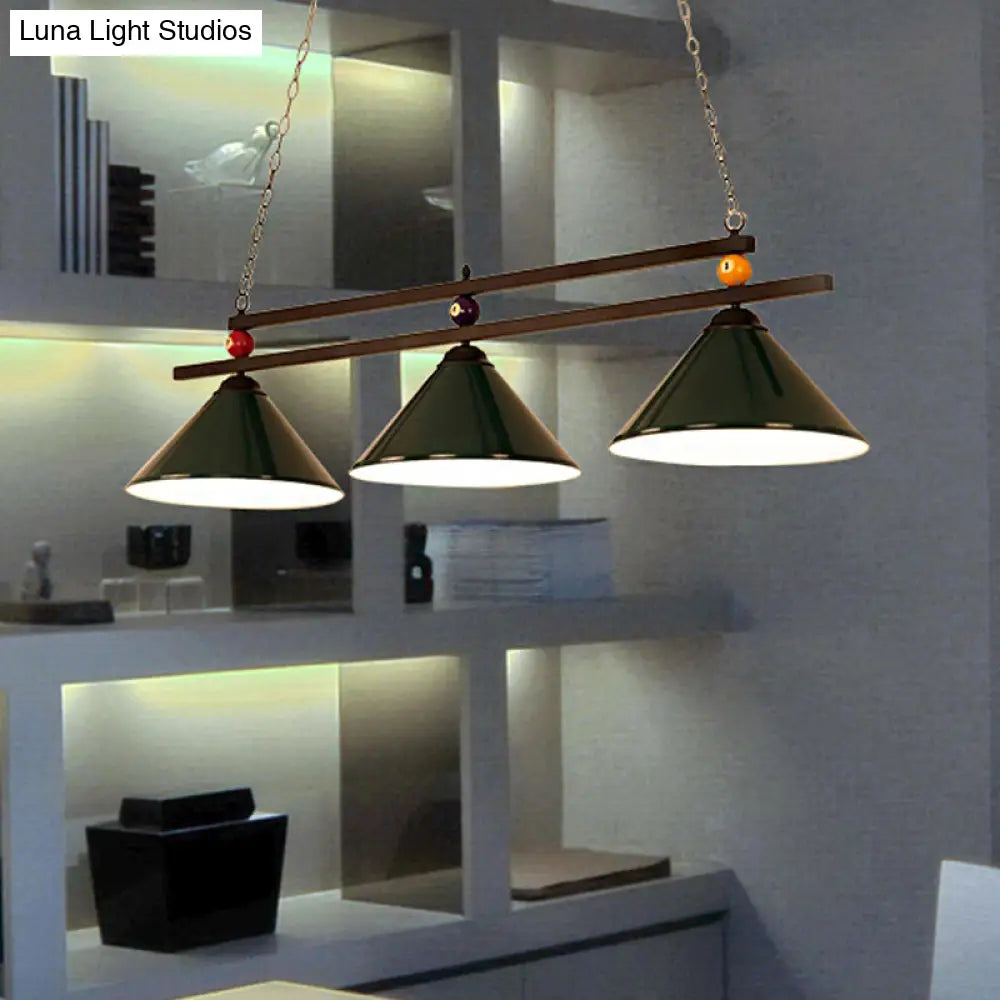 ديكوربايتس™ مصباح سقف مخروطي صناعي أسود/أحمر بثلاثة رؤوس معدنية وديكور كرة بلياردو