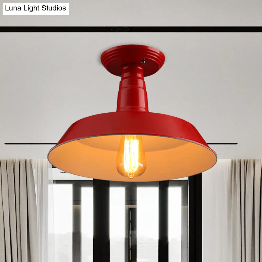 Lámpara de techo semiempotrada DecorBites™ de estilo industrial en negro y rojo para pasillo - Pantalla metálica tipo granero, 10"/14" de ancho