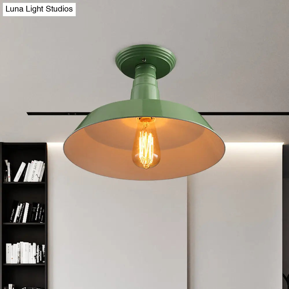 Lámpara de techo semiempotrada DecorBites™ de estilo industrial en negro y rojo para pasillo - Pantalla metálica tipo granero, 10"/14" de ancho