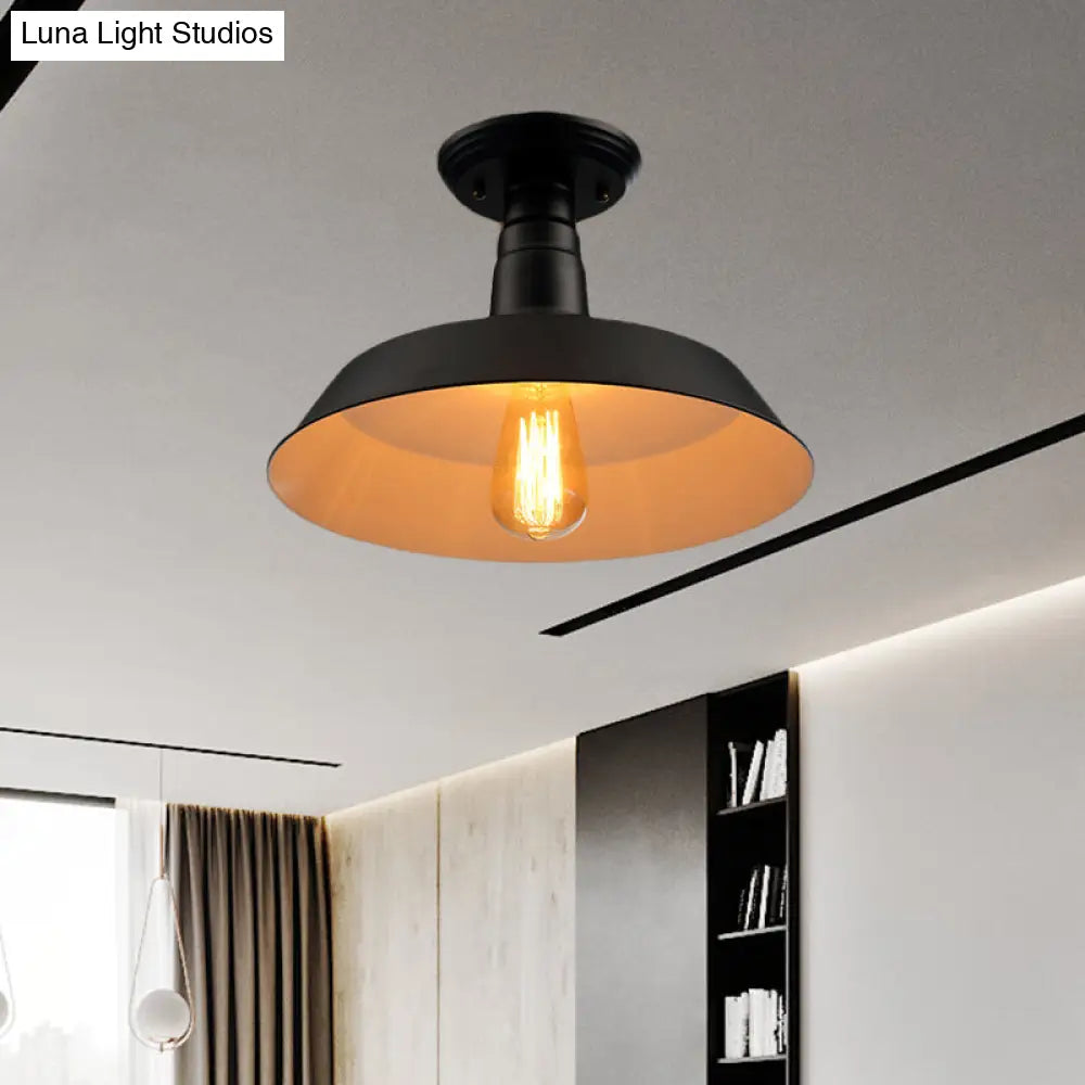 Lámpara de techo semiempotrada DecorBites™ de estilo industrial en negro y rojo para pasillo - Pantalla metálica tipo granero, 10"/14" de ancho