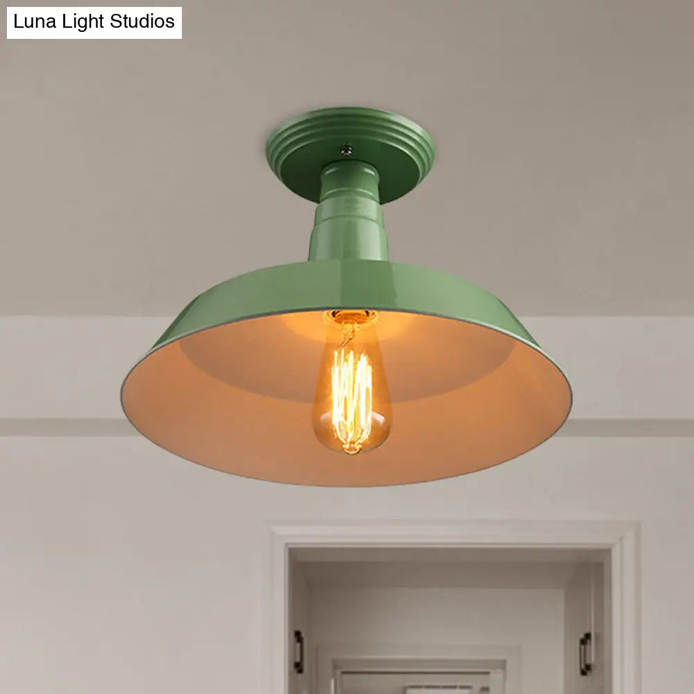 Lámpara de techo semiempotrada DecorBites™ de estilo industrial en negro y rojo para pasillo - Pantalla metálica tipo granero, 10"/14" de ancho