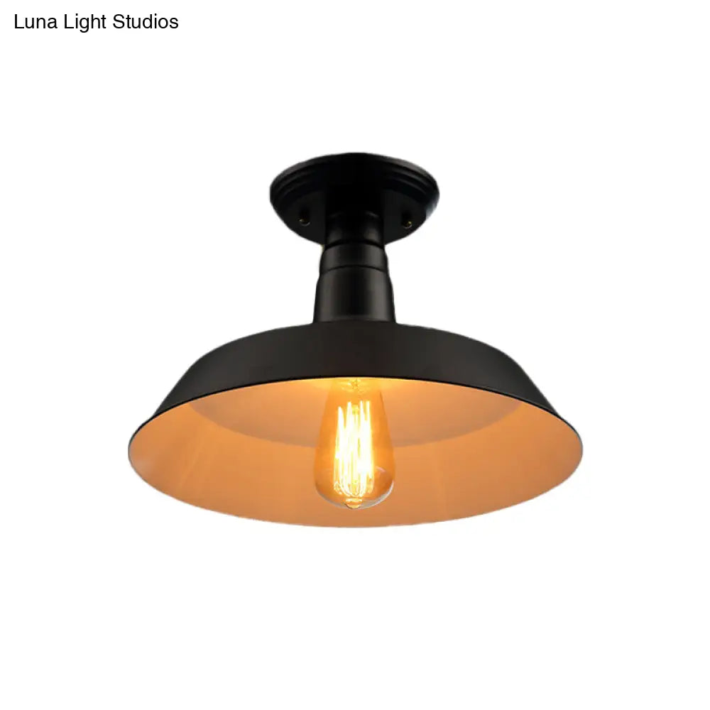 Lámpara de techo semiempotrada DecorBites™ de estilo industrial en negro y rojo para pasillo - Pantalla metálica tipo granero, 10"/14" de ancho