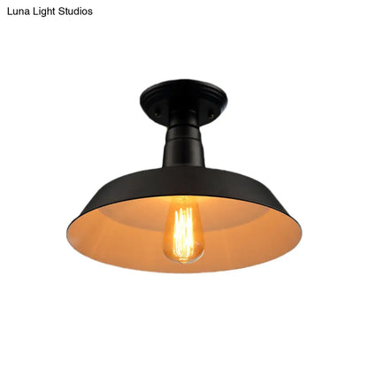 Lámpara de techo semiempotrada DecorBites™ de estilo industrial en negro y rojo para pasillo - Pantalla metálica tipo granero, 10"/14" de ancho