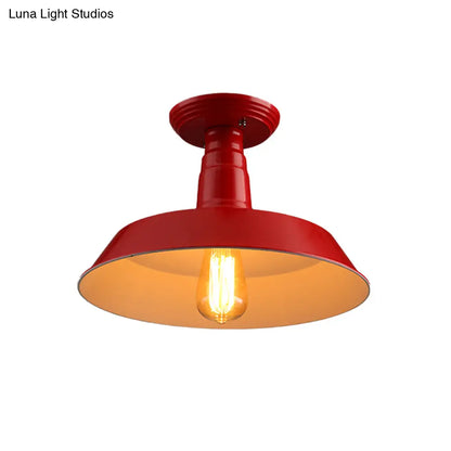 Lámpara de techo semiempotrada DecorBites™ de estilo industrial en negro y rojo para pasillo - Pantalla metálica tipo granero, 10"/14" de ancho