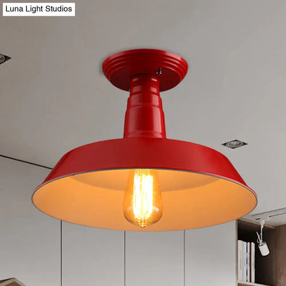 Lámpara de techo semiempotrada DecorBites™ de estilo industrial en negro y rojo para pasillo - Pantalla metálica tipo granero, 10"/14" de ancho