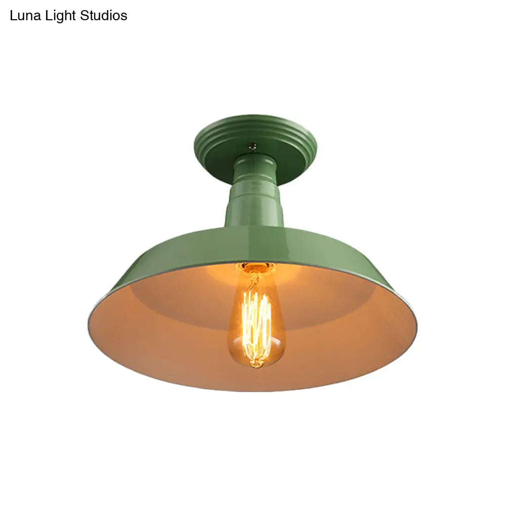 Lámpara de techo semiempotrada DecorBites™ de estilo industrial en negro y rojo para pasillo - Pantalla metálica tipo granero, 10"/14" de ancho