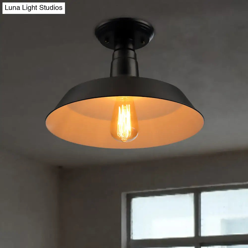 Lámpara de techo semiempotrada DecorBites™ de estilo industrial en negro y rojo para pasillo - Pantalla metálica tipo granero, 10"/14" de ancho