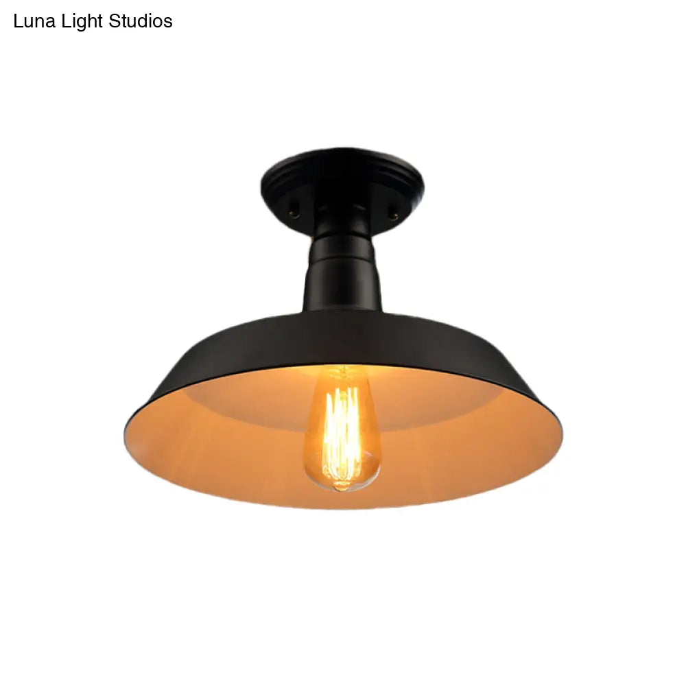 Lámpara de techo semiempotrada DecorBites™ de estilo industrial en negro y rojo para pasillo - Pantalla metálica tipo granero, 10"/14" de ancho