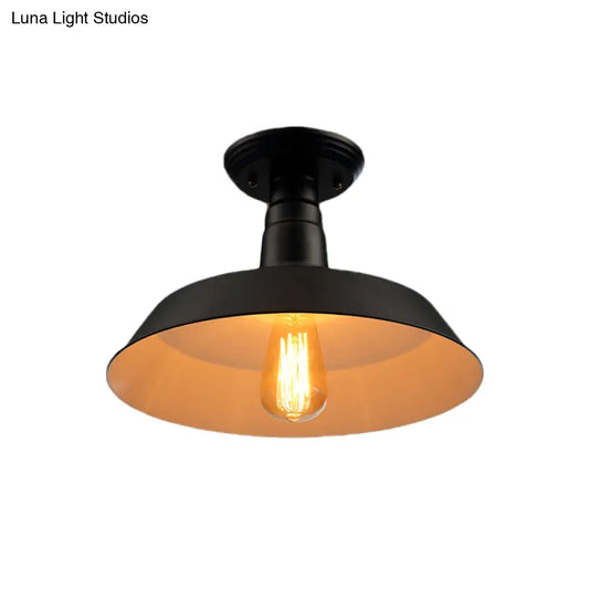 Lámpara de techo semiempotrada DecorBites™ de estilo industrial en negro y rojo para pasillo - Pantalla metálica tipo granero, 10"/14" de ancho