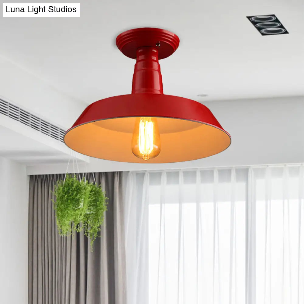 Lámpara de techo semiempotrada DecorBites™ de estilo industrial en negro y rojo para pasillo - Pantalla metálica tipo granero, 10"/14" de ancho